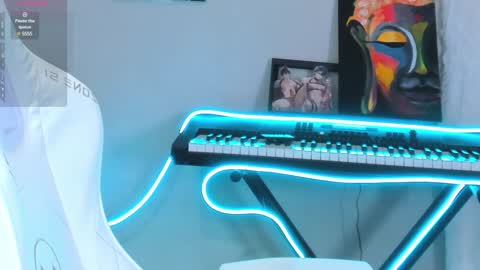 Snapshot of 4ever_dude chatting on February 8, 11:44 am Andrew online show from February 8, 11:44 am