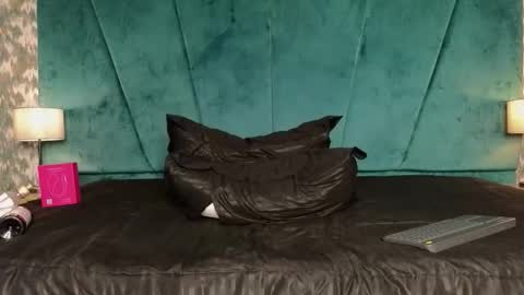 Aaron Ezequiel online show from October 31, 12:45 am