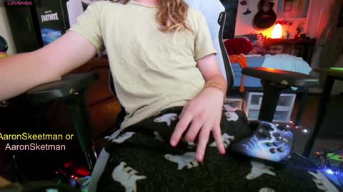 Aaron Skeetman online show from December 14, 12:33 pm