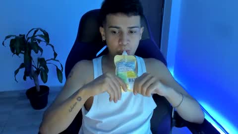 Independence model AbelAsburgo online show from November 7, 2:26 am