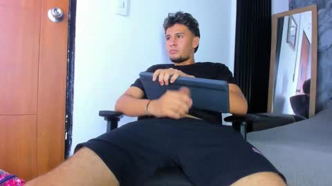 alan__smith online show from December 3, 9:32 pm