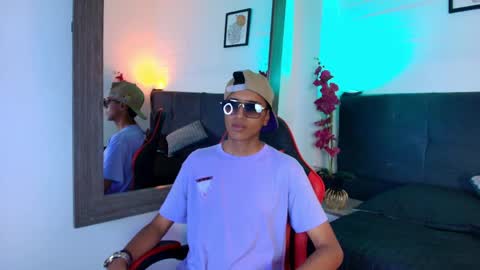 alan_colthon online show from April 21, 8:37 pm