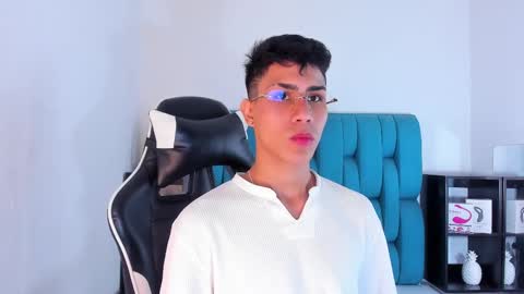 Snapshot of alannaughty_ chatting on February 12, 4:01 am alannaughty_ online show from February 12, 4:01 am