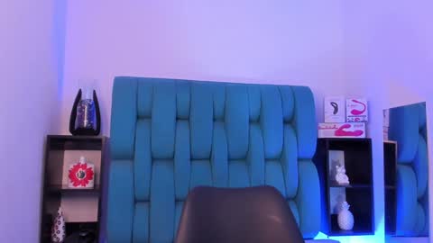 Snapshot of alannaughty_ chatting on December 19, 8:23 pm alannaughty_ online show from December 19, 8:23 pm