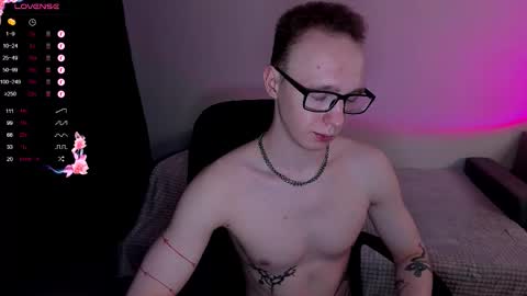 Snapshot of alex_silent chatting on September 19, 1:33 pm alex_silent online show from September 19, 1:33 pm