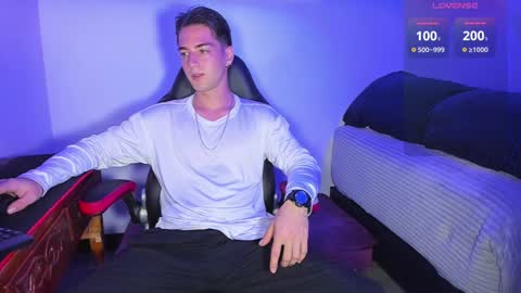 Snapshot of alex_smith0 chatting on March 1, 3:10 am     online show from March 1, 3:10 am