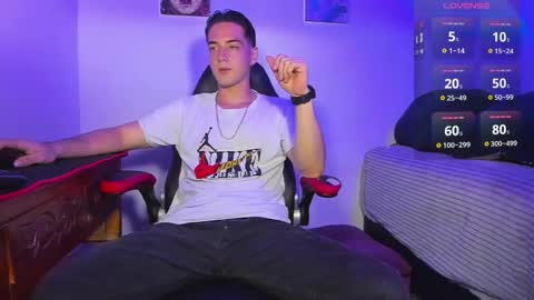 Snapshot of alex_smith0 chatting on February 23, 1:53 am     online show from February 23, 1:53 am