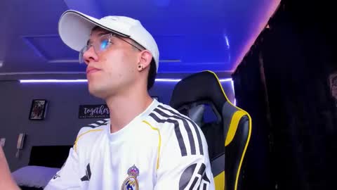 alexgiraldo__ online show from November 13, 2:33 pm