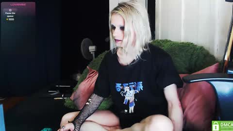 Snapshot of alien_bella chatting on December 9, 1:29 am Alien Bella online show from December 9, 1:29 am