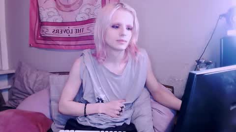 Alien Bella online show from December 18, 1:29 pm