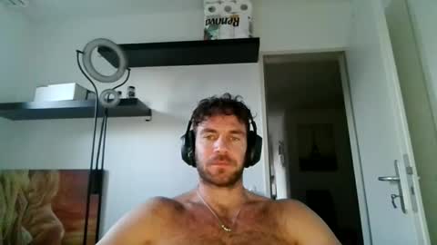 alphah_hunk online show from November 25, 1:57 pm