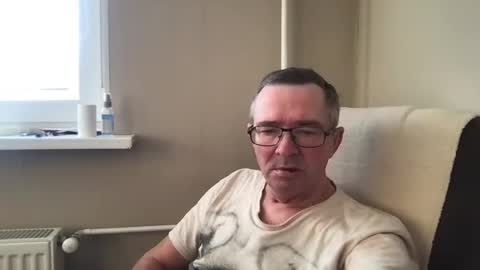 Snapshot of andreass60 chatting on February 18, 6:59 am andreass60 online show from February 18, 6:59 am