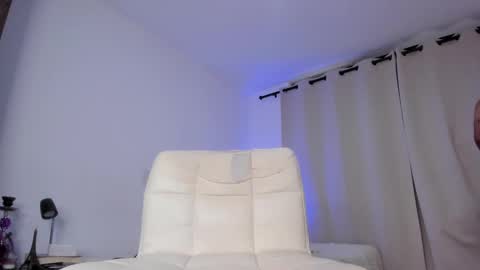 Snapshot of andres_ocampo02 chatting on February 9, 9:49 pm ANDRES                               INDEPENDENT MODEL  online show from February 9, 9:49 pm
