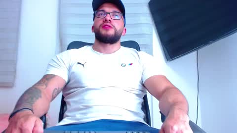 andrew_holden__ online show from February 13, 11:37 pm