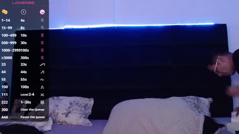 andrewmhilton_ online show from December 28, 4:19 am