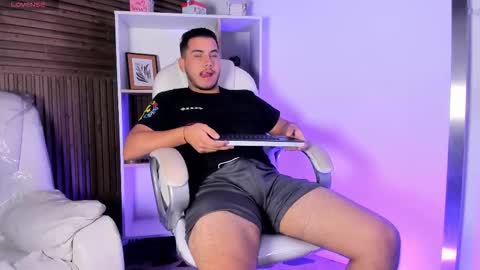 axel_grey_ online show from December 5, 1:29 pm