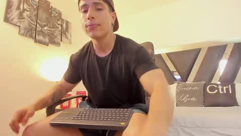 axelmartinezz online show from April 2, 8:49 pm