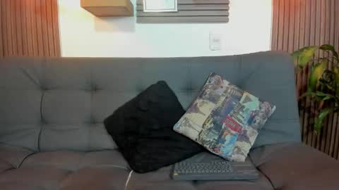 independent model online show from October 10, 2:55 pm