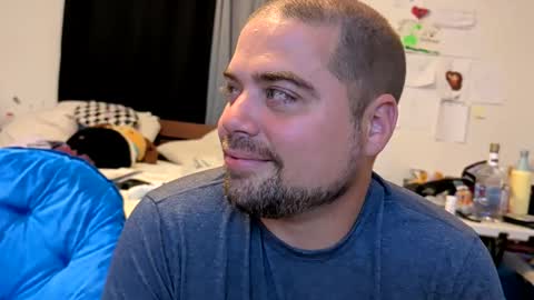 Snapshot of blueeyeme chatting on October 25, 8:27 am blueeyeme online show from October 25, 8:27 am