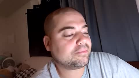 Snapshot of blueeyeme chatting on October 18, 2:05 am blueeyeme online show from October 18, 2:05 am