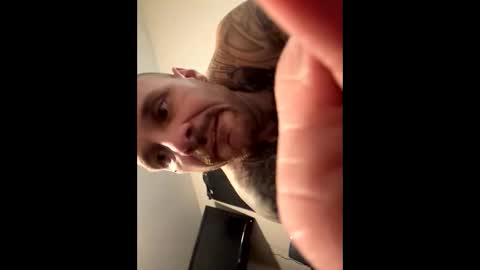 Snapshot of bodyart85_19 chatting on December 12, 6:47 am Bodyart85 19 online show from December 12, 6:47 am