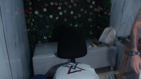 boy_tatto77 online show from April 9, 3:18 pm