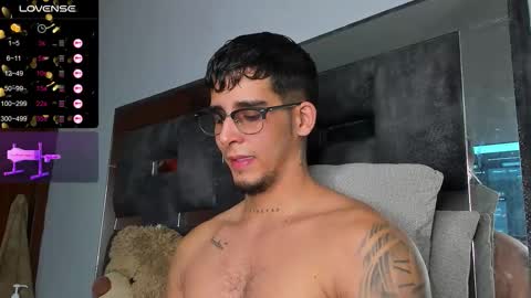   INDEPENDENT MODEL online show from November 25, 9:44 am