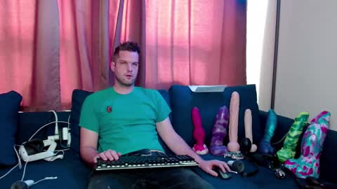 Snapshot of camzlut4u chatting on February 26, 8:20 pm mark the Slut online show from February 26, 8:20 pm