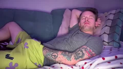 Snapshot of chubschadwell chatting on December 11, 12:38 pm ChubsChadwell online show from December 11, 12:38 pm