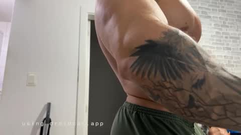 couplemuscle40 online show from February 5, 2:40 am