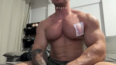 couplemuscle40 online show from November 18, 11:59 pm