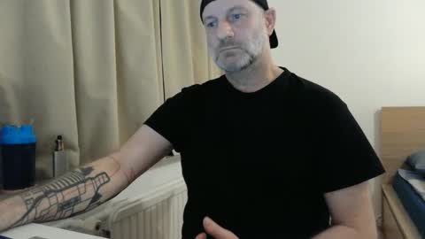 Snapshot of curman85 chatting on February 13, 11:37 pm Curman85 online show from February 13, 11:37 pm