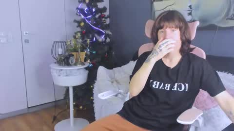 cutiekai_ online show from January 12, 10:14 pm