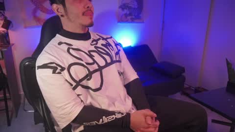 Snapshot of damianow chatting on January 5, 12:52 am insta damn8   --------  online show from January 5, 12:52 am