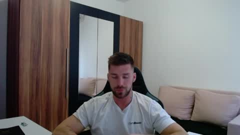 darius_94 online show from April 18, 1:34 pm