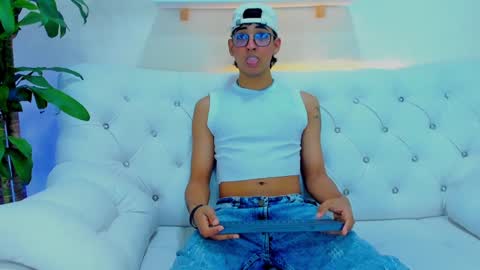 Andrew online show from December 17, 3:39 am