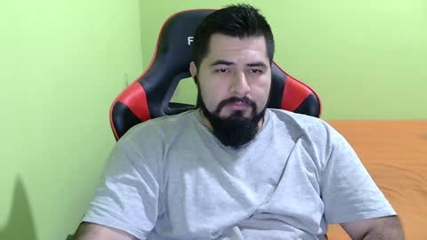 Snapshot of daviddelz chatting on December 19, 6:23 am David online show from December 19, 6:23 am