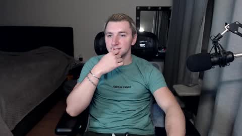 Snapshot of elvin_vaenight chatting on October 22, 2:04 am Elvin Vaenight online show from October 22, 2:04 am