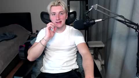 Snapshot of elvin_vaenight chatting on October 5, 11:42 pm Elvin Vaenight online show from October 5, 11:42 pm