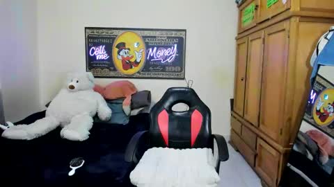 erick_de_rossee online show from April 15, 7:03 pm