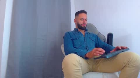 Snapshot of esteban7984068 chatting on December 14, 12:22 am esteban online show from December 14, 12:22 am