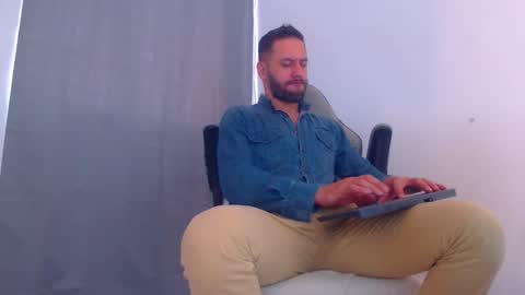 Snapshot of esteban7984068 chatting on December 28, 3:27 pm esteban online show from December 28, 3:27 pm