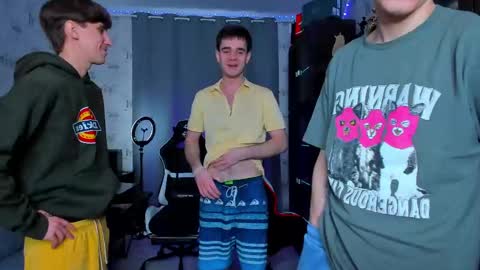 Snapshot of esthetics_boys chatting on March 10, 8:17 am LOUIS online show from March 10, 8:17 am