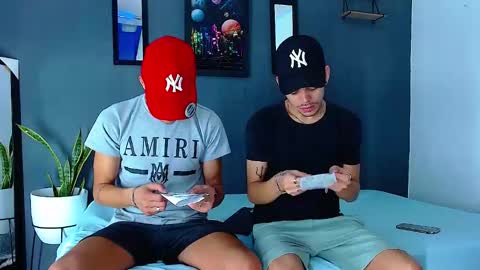 Snapshot of friendsofeverything_ chatting on December 22, 11:22 am Adam y pitter online show from December 22, 11:22 am