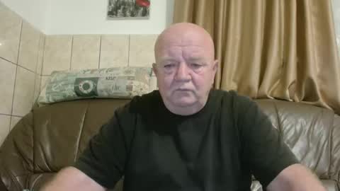 Snapshot of fullballs6 chatting on October 17, 2:37 am fullballs6 online show from October 17, 2:37 am