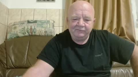 Snapshot of fullballs6 chatting on October 20, 2:37 am fullballs6 online show from October 20, 2:37 am