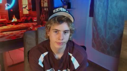 Snapshot of gemdominus chatting on October 19, 1:21 am Gem Dominus online show from October 19, 1:21 am