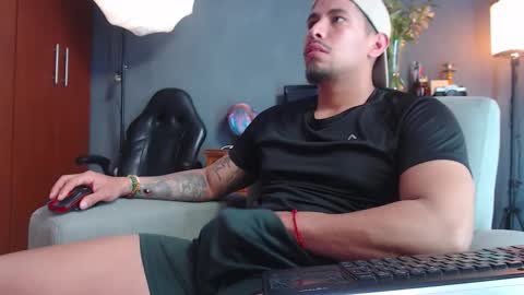 Snapshot of girge23 chatting on October 21, 9:17 pm piggy boy online show from October 21, 9:17 pm