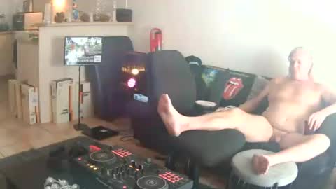 goldyguy011 online show from July 18, 11:54 pm
