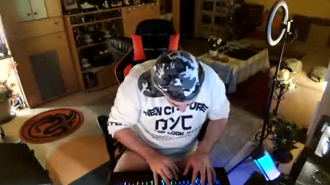 Snapshot of google5001 chatting on October 5, 2:37 am google5001 online show from October 5, 2:37 am